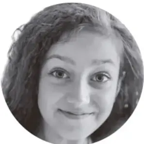 Fotografía en blanco y negro de una mujer joven sonriendo, mirando a la cámara.