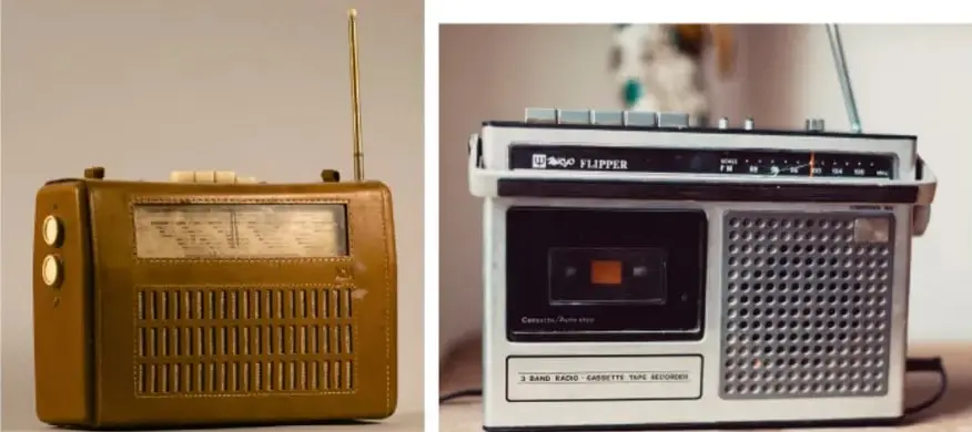 Fotografía de un radio antiguo de color café con antena extendida y dial de sintonía.