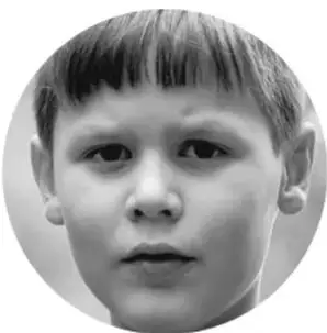 Fotografía circular en blanco y negro de un niño de rostro serio o pensativo que mira de frente, que acompaña la actividad de investigación.