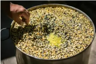Fotografía de una olla con agua hirviendo donde se cocina maíz para la nixtamalización.