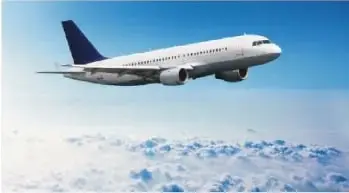 Avión volando sobre las nubes a nivel de la estratosfera.