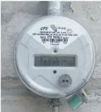 Fotografía de un medidor de luz digital de la CFE instalado en una pared exterior.