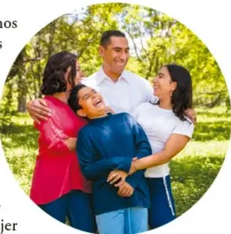 Fotografía circular de una familia integrada por un hombre, una mujer, un adolescente y una niña, sonriendo y abrazados al aire libre.