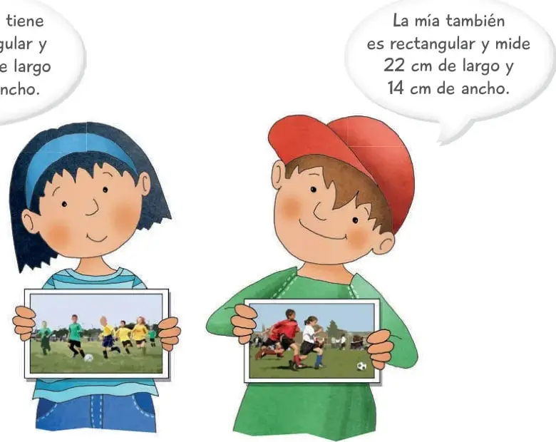 Ilustración de Adriana sosteniendo una fotografía horizontal del torneo de fútbol, con globo de diálogo que indica 26 cm de largo y 17 cm de ancho.