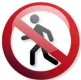 Señal verde de ZONA DE SEGURIDAD con la silueta de una persona bajo un techo.