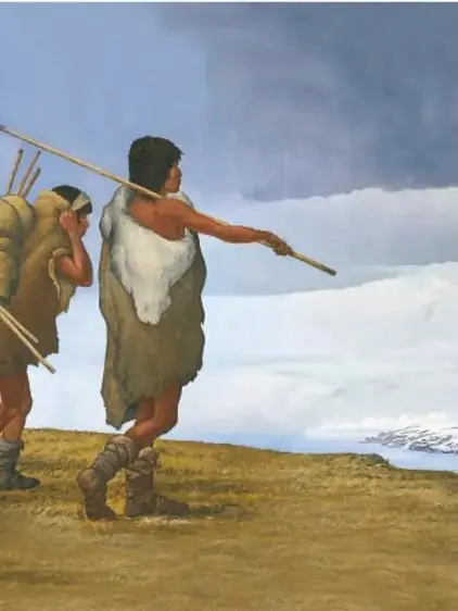 Ilustración de dos hombres prehistóricos con pieles, uno señala el horizonte con una lanza, en un paisaje frío.
