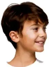 Ilustración de un niño sonriente con playera blanca y pantalón de mezclilla, señalando hacia la derecha.