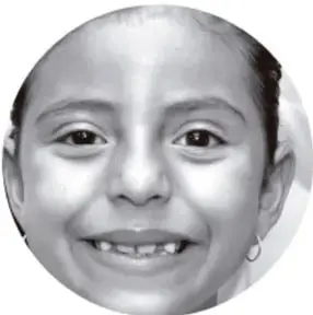 Fotografía circular en escala de grises de una niña sonriente.
