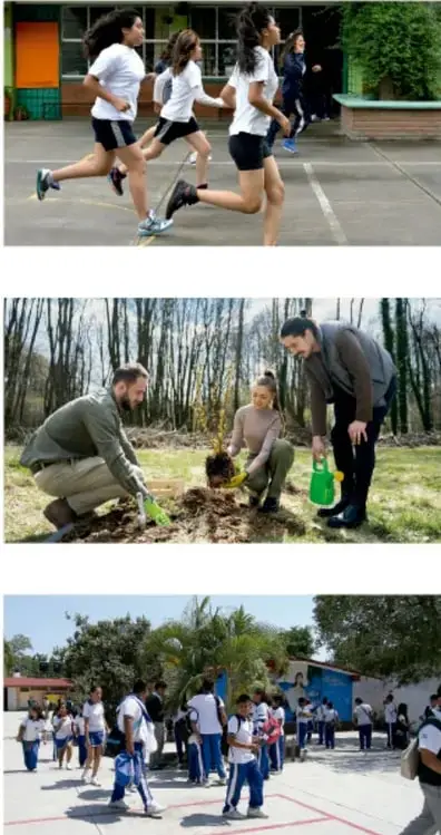 Fotografía de tres jóvenes corriendo en una cancha al aire libre.