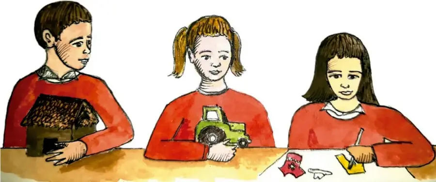 Ilustración de tres estudiantes con playera roja trabajando en equipo: un niño con una maqueta de casa de paja, una niña con un tractor verde de juguete y otra niña escribiendo en una hoja amarilla.