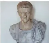 Pintura de una escena de la Roma antigua con personajes con togas y un hombre de pie en una tribuna.