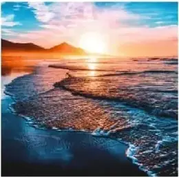 Imagen de una costa o playa al amanecer, relacionada con la capacidad del agua de mar para retener el calor y regular la temperatura.