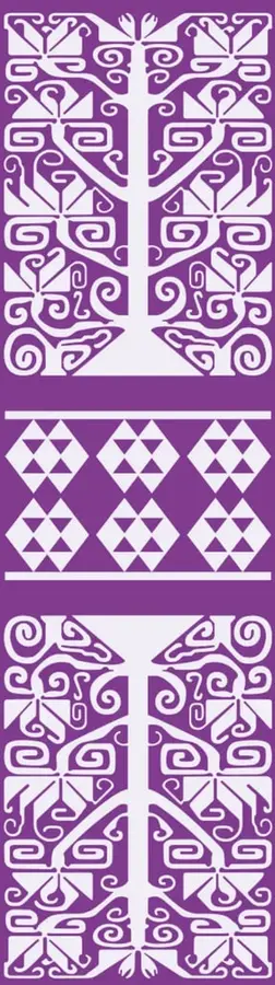 Franja vertical morada con tres motivos geométricos blancos: arriba y abajo, grecas simétricas con espirales y formas escalonadas; al centro, una banda con rombos y triángulos formando estrellas de ocho puntas.