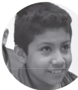Fotografía de un niño sonriendo, mirando hacia un lado.