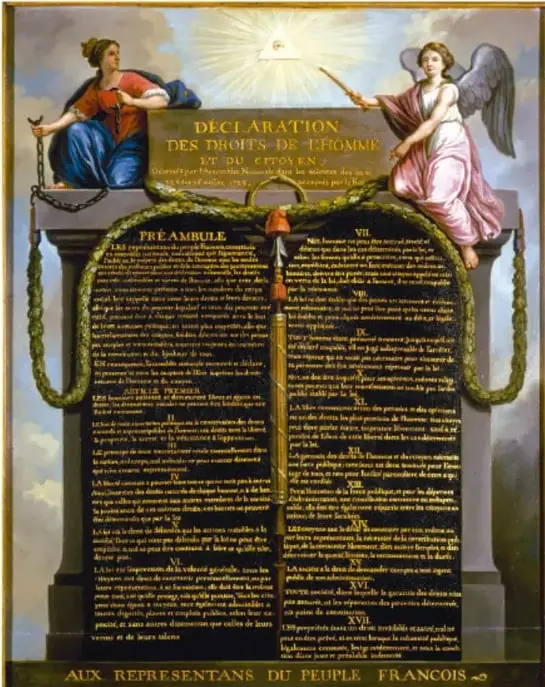 Reproducción de la Declaración de los Derechos del Hombre y del Ciudadano de 1789, flanqueada por dos figuras alegóricas: una con cadenas rotas y otra con alas, bajo un triángulo radiante con el ojo de la razón.