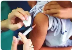 Fotografía de una persona recibiendo una vacuna.
