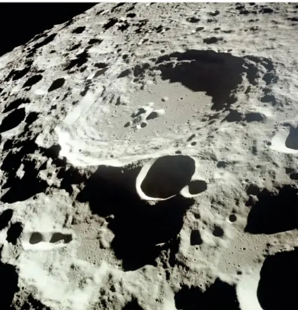 Cuatro fases de la Luna mostradas en negro sobre fondo blanco: luna nueva (círculo oscuro), creciente, cuarto y gibosa creciente.