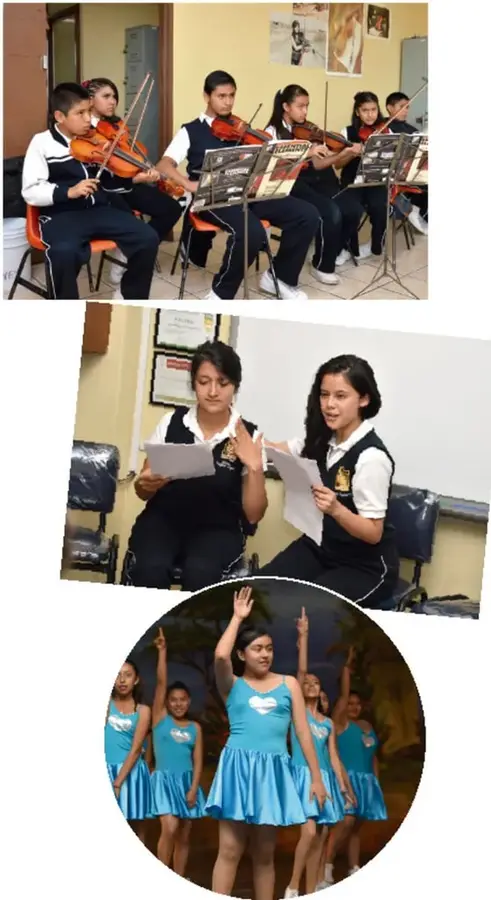 Grupo de estudiantes con uniforme tocando violines en un salón.