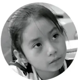 Fotografía en blanco y negro, recortada en círculo, de una niña mirando hacia un lado.