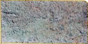Imagen de un suelo gris y fino, asociado con el suelo limoso.